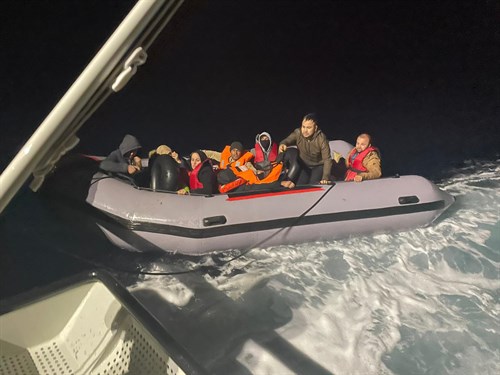 10 Irregular Migrants (Along with 5 Children) Were Rescued Off the Coast of Çanakkale