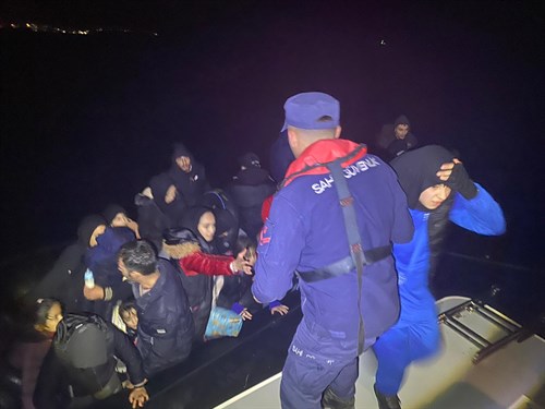 27 Irregular Migrants (Along with 10 Children) Were Apprehended Off the Coast of İzmir