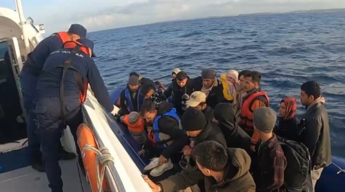 18 Irregular Migrants (Along with 18 Children) Were Apprehended Off the Coast of Balıkesir