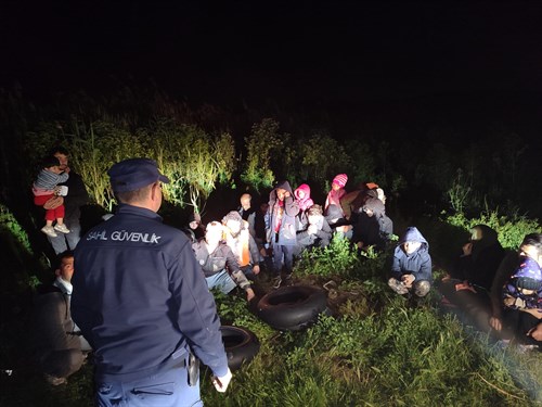 17 Irregular Migrants (Along with 11 Children) Were Apprehended in İzmir