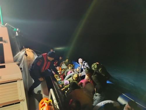 17 Irregular Migrants (Along with 18 Children) Were Apprehended Off the Coast of Balıkesir