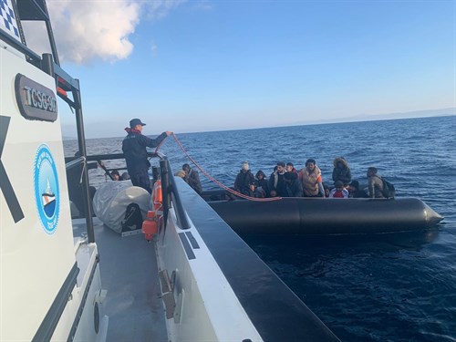 28 Irregular Migrants (Along with 11 Children) Were Apprehended Off the Coast of İzmir