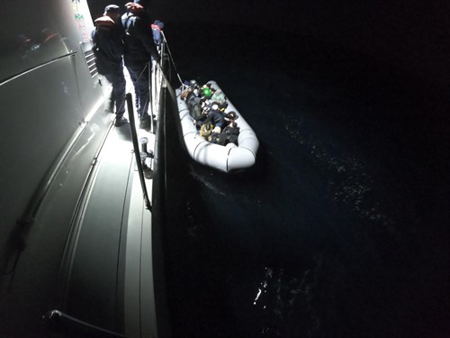 21 Irregular Migrants (Along with 13 Children) Were Apprehended Off the Coast of Aydın