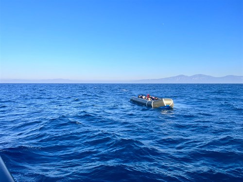 13 Irregular Migrants (Along with 13 Children) Were Rescued and 1 Migrant Smuggling Suspect Was Apprehended Off the Coast of Aydın