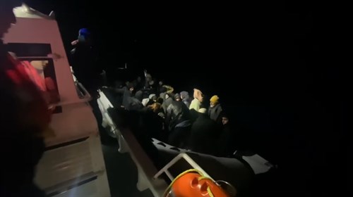 14 Irregular Migrants (Along with 15 Children) and 1 Migrant Smuggling Suspect Were Apprehended Off the Coast of İzmir