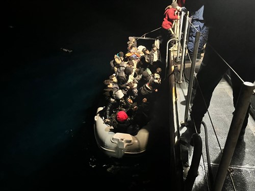 24 Irregular Migrants (Along with 15 Children) Were Rescued Off the Coast of İzmir