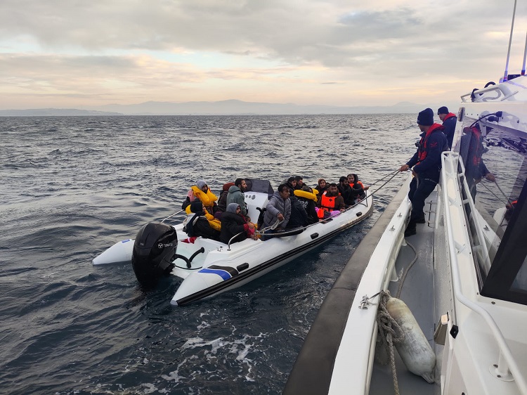 19 Irregular Migrants (Along with 13 Children) and 1 Migrant Smuggling Suspect Were Apprehended Off the Coast of İzmir