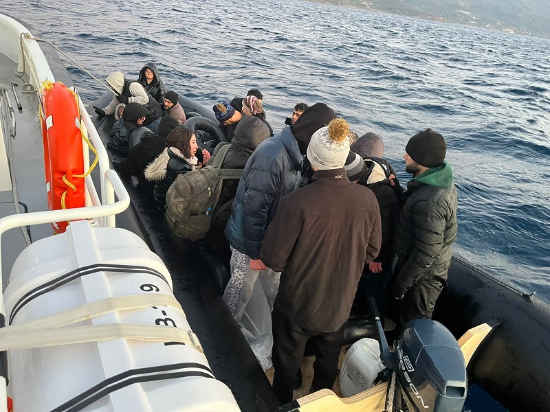 23 Irregular Migrants (Along with 9 Children) Were Apprehended Off the Coast of Çanakkale