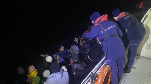 33 Irregular Migrants (Along with 11 Children) Were Apprehended Off the Coast of İzmir