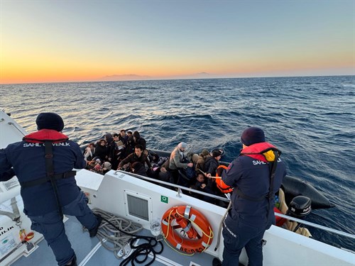 25 Irregular Migrants (Along with 11 Children) Were Rescued Off the Coast of İzmir