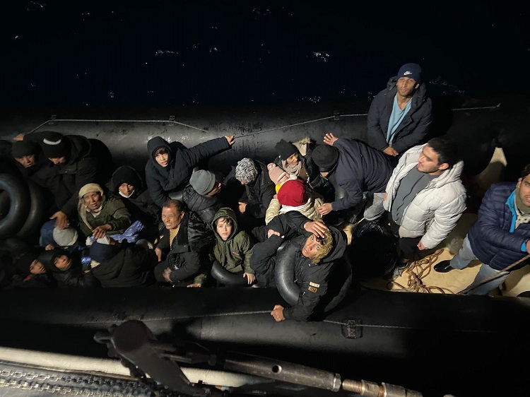 24 Irregular Migrants (Along with 13 Children) Were Apprehended Off the Coast of İzmir