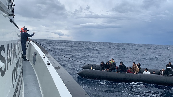 13 Irregular Migrants (Along with 11 Children) Were Rescued Off the Coast of İzmir