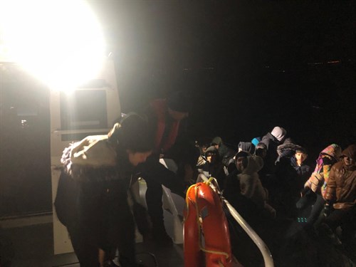 20 Irregular Migrants (Along with 24 Children) Were Apprehended Off the Coast of Çanakkale