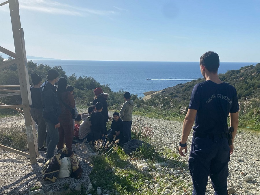 4 Irregular Migrants (Along with 7 Children) Were Apprehended in İzmir