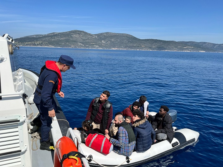 8 Irregular Migrants (Along with 3 Children) Were Apprehended Off the Coast of İzmir