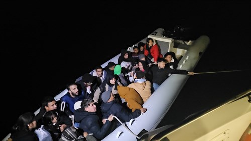 14 Irregular Migrants (Along with 11 Children) and 1 Migrant Smuggling Suspect Were Apprehended Off the Coast of Aydın
