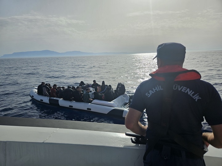 31 Irregular Migrants (Along with 6 Children) Were Apprehended Off the Coast of İzmir
